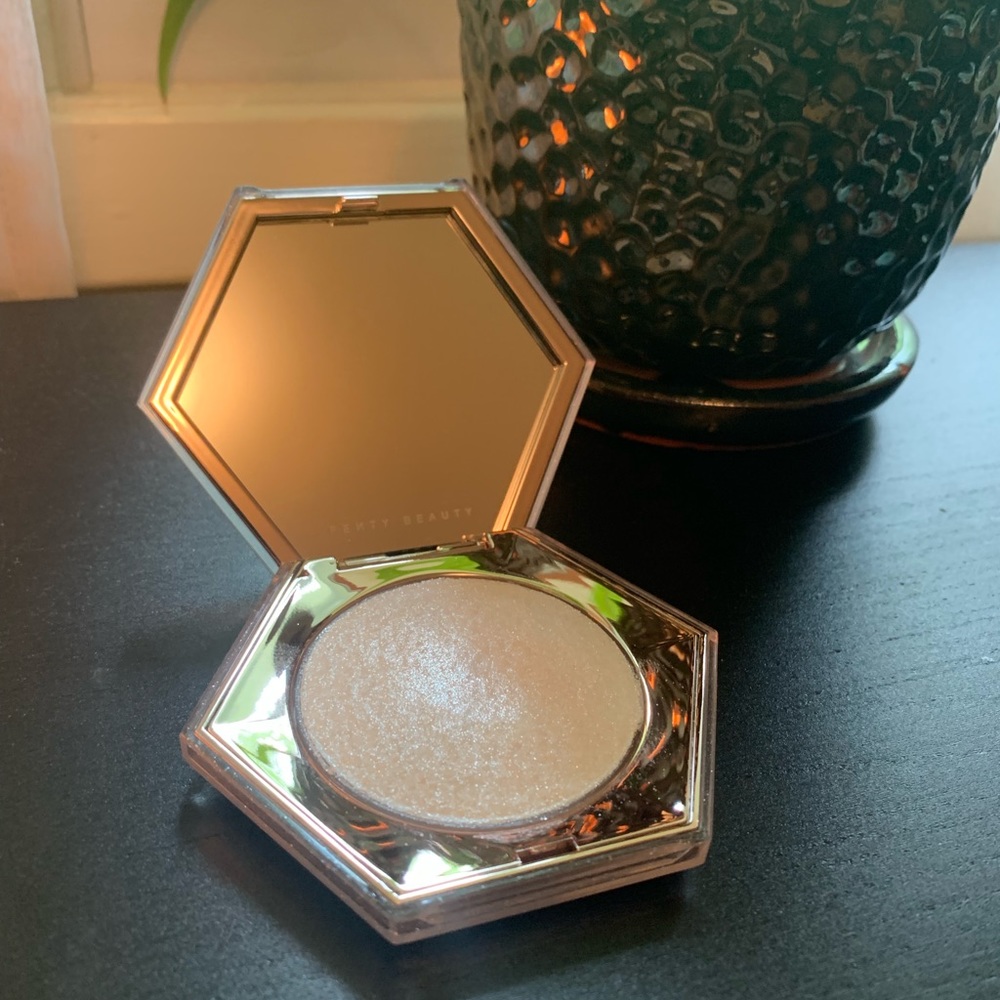 Fenty Beauty Diamond Bomb Highlighter